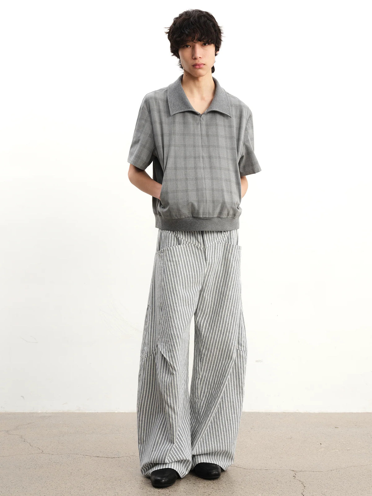 Pantalon rayé structuré à détails froncés