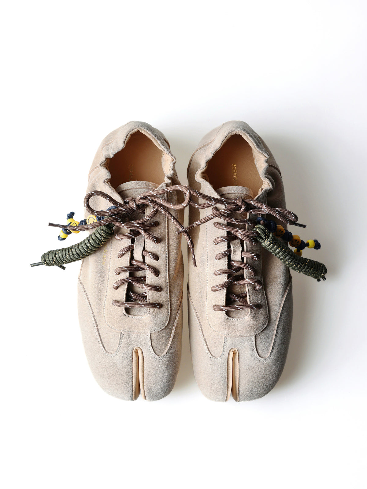Sneakers Tabi à semelle fine en daim - Beige
